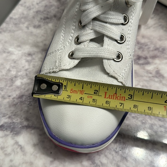 White canvas shoes size 6 colored bottom - Picture 7 of 7